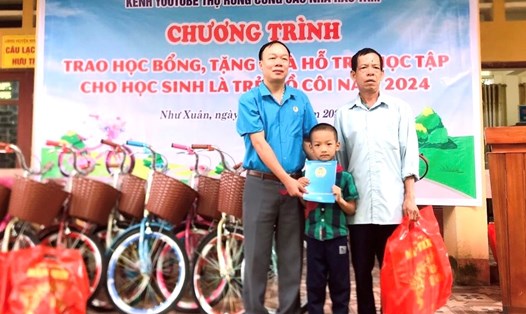Cháu Lê Văn Lộc, học sinh lớp 1 Trường Tiểu học Bãi Trành được LĐLĐ huyện Như Xuân nhận đỡ đầu. Ảnh: Đoàn Lưu