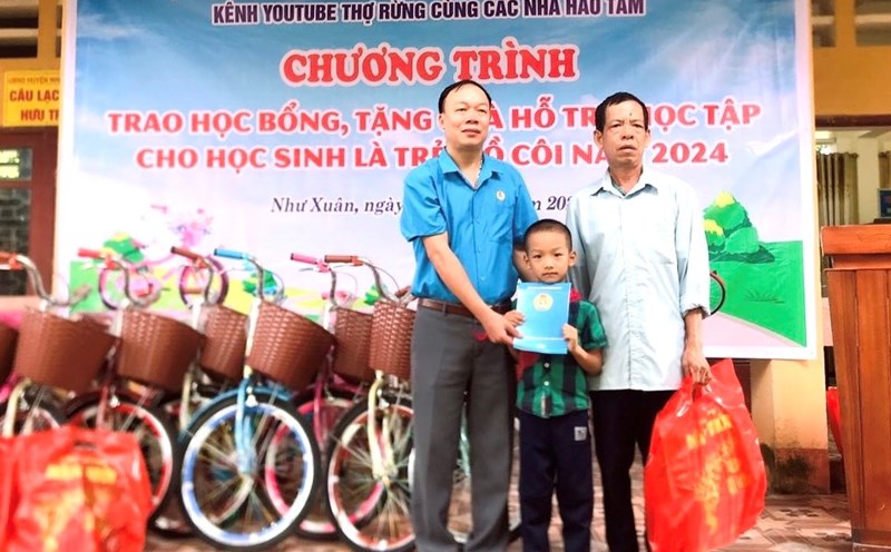 Cháu Lê Văn Lộc, học sinh lớp 1 Trường Tiểu học Bãi Trành được LĐLĐ huyện Như Xuân nhận đỡ đầu. Ảnh: Đoàn Lưu