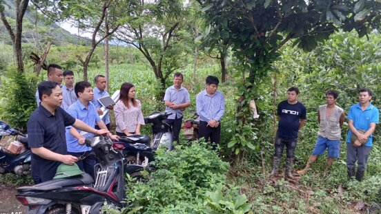 Da Bac district leaders propagate and mobilize people to carry out site clearance work for the Hoa Binh - Moc Chau expressway project. Photo: DVCC