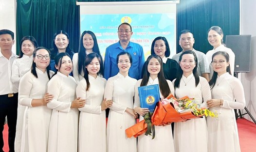 Ông Nguyễn Danh Huy (áo xanh) -  Chủ tịch Liên đoàn Lao động huyện Thanh Trì trao Quyết định thành lập Công đoàn cơ sở Trường Mầm non tư thục Tuổi Thần Tiên – Đại Thanh. Ảnh: CĐCS