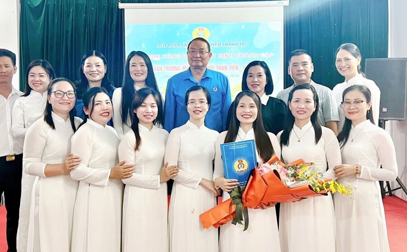 Ông Nguyễn Danh Huy (áo xanh) -  Chủ tịch Liên đoàn Lao động huyện Thanh Trì trao Quyết định thành lập Công đoàn cơ sở Trường Mầm non tư thục Tuổi Thần Tiên – Đại Thanh. Ảnh: CĐCS