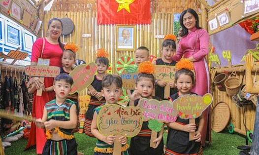 Học sinh dân tộc Cơ Tu ở Đà Nẵng nhập học ở ngôi trường mới. Ảnh: Nguyễn Linh