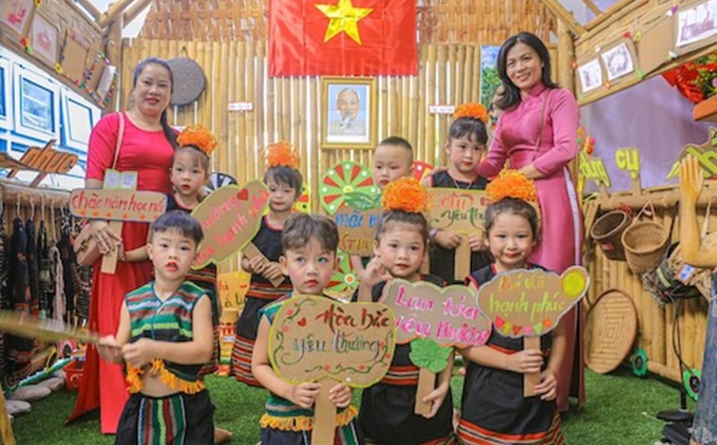 Học sinh dân tộc Cơ Tu ở Đà Nẵng nhập học ở ngôi trường mới. Ảnh: Nguyễn Linh