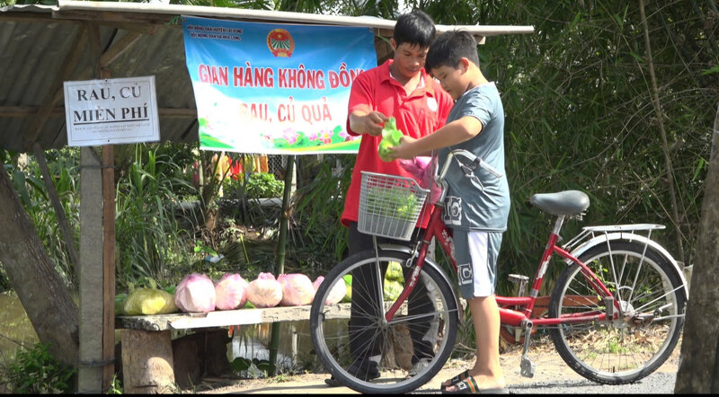 Every day, Mr. Thanh Phong transports hundreds of kilograms of vegetables from sponsors to give to the people of Lai Vung district. Photo: Hoang Loc