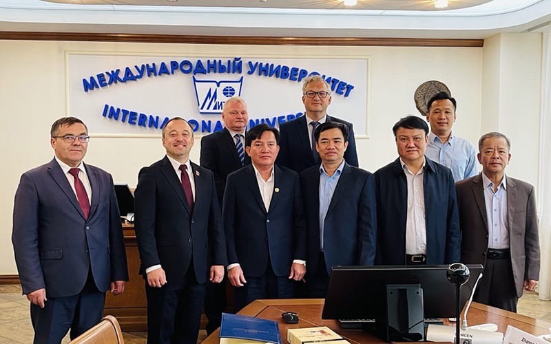 Ông Vladimir Pozdniakov - Phó Chủ tịch FTUB, Hiệu trưởng Đại học quốc tế MITSO (thứ hai từ trái sang) cùng ban lãnh đạo Trường làm việc với Đoàn công tác của Công đoàn Việt Nam do Phó Chủ tịch Nguyễn Xuân Hùng (thứ 3 từ trái sang) làm Trưởng đoàn. Ảnh: B.Đ.N