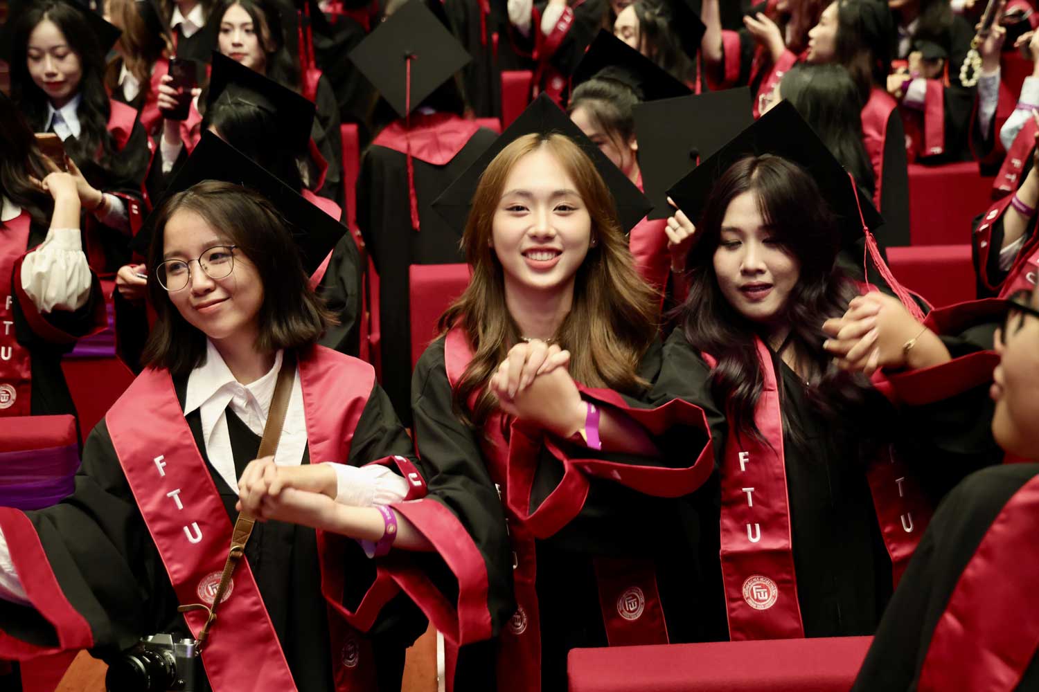 During the graduation ceremony, the female students of Foreign Trade University showed off their beauty together and exchanged handshakes