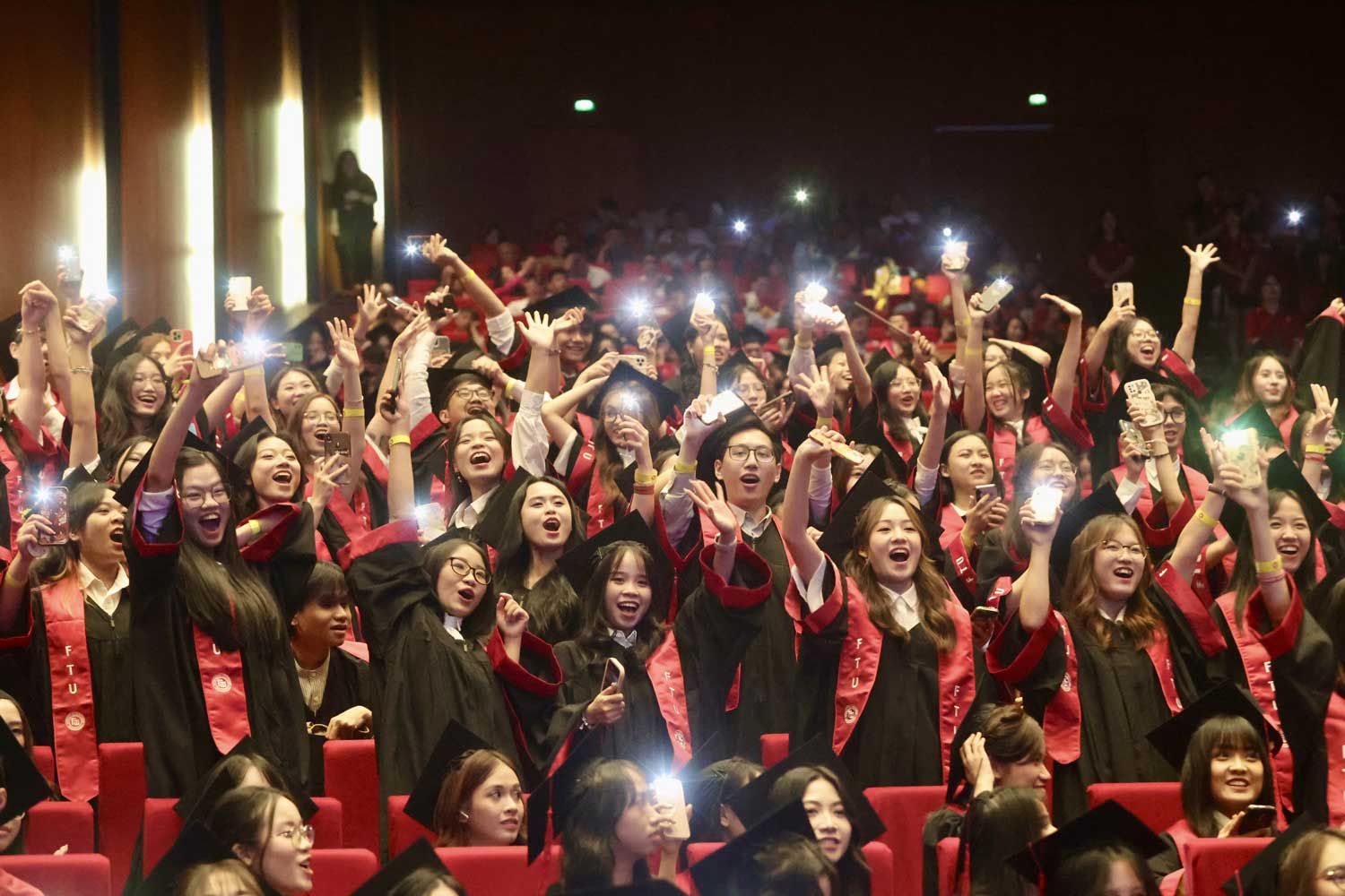 On the morning of August 18, Foreign Trade University held a graduation ceremony for more than 2,000 students at Hanoi National Convention Center.