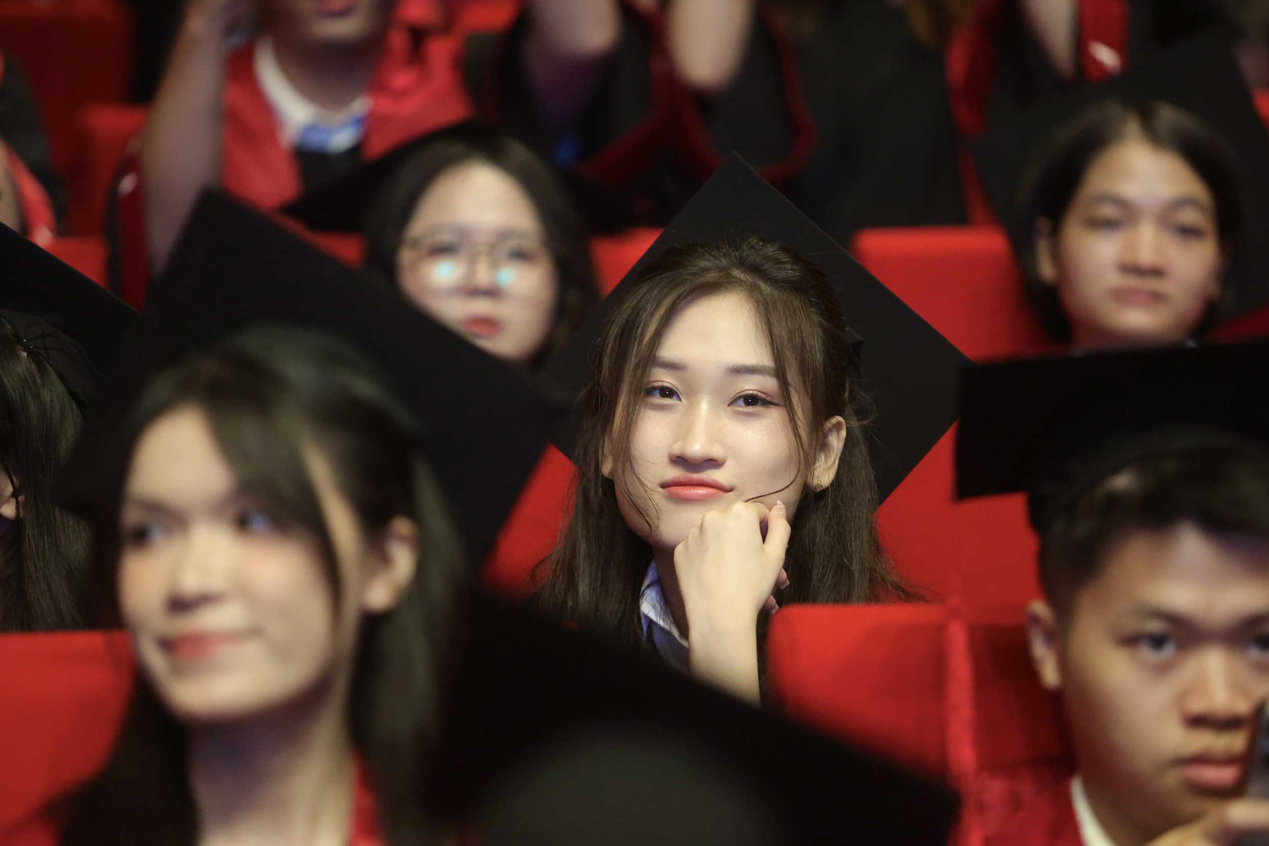 Besides the smiles, there are also quiet moments for new graduates of Foreign Trade University to look back on the memories they have spent together.