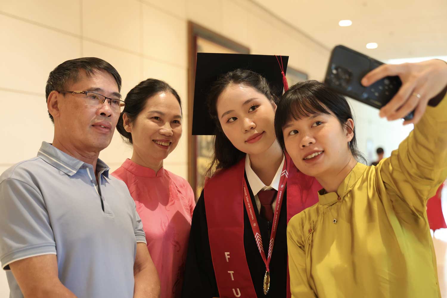 Nguyen Khanh Linh (student majoring in Logistics and Supply Chain Management with an international career orientation) took a photo with her family. Khanh Linh is also the valedictorian of the entire course with a GPA of 4.0/4.0. “I am very honored and proud to become the valedictorian of Foreign Trade University as well as speak on behalf of the students at today's graduation ceremony. I feel very lucky to have had a lot of help from my family, friends and teachers in the learning process to get today's results," Khanh Linh said.