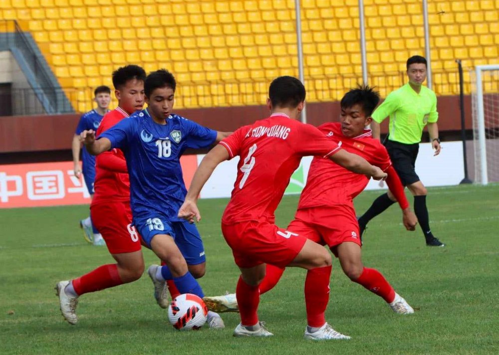 U16 Việt Nam (áo đỏ) đã chơi tốt. Ảnh: LĐBĐ Uzbekistan