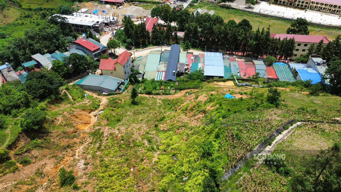 Phía dưới chân núi Dìn Phàng (huyện Si Ma Cai, Lào Cai) bị nứt toác là hàng chục hộ dân đang sinh sống. Ảnh: Đinh Đại