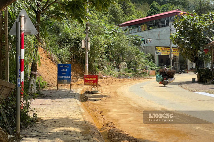 Đất đá cùng bùn đất sạt lở tràn xuống lòng đường gây bẩn, khiến việc đi lại của người dân trở nên khó khăn. Ảnh: Đinh Đại 