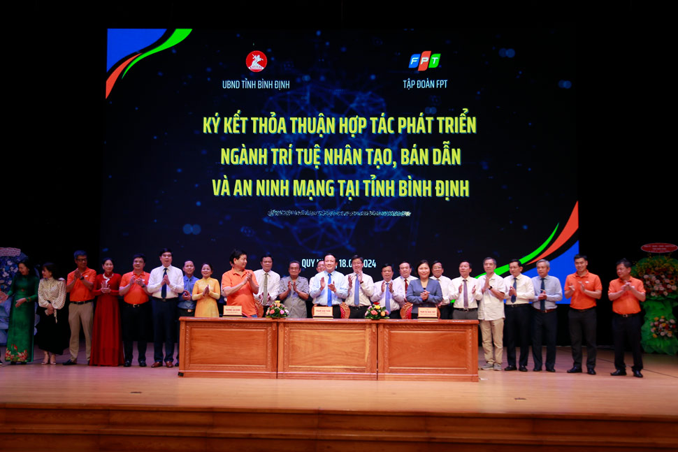 Binh Dinh Provincial People's Committee, FPT Corporation and the Private Economic Development Research Board signed a cooperation agreement to develop the province's semiconductor, AI and cybersecurity industries for the period 2025 - 2030. Photo: Organizing Committee