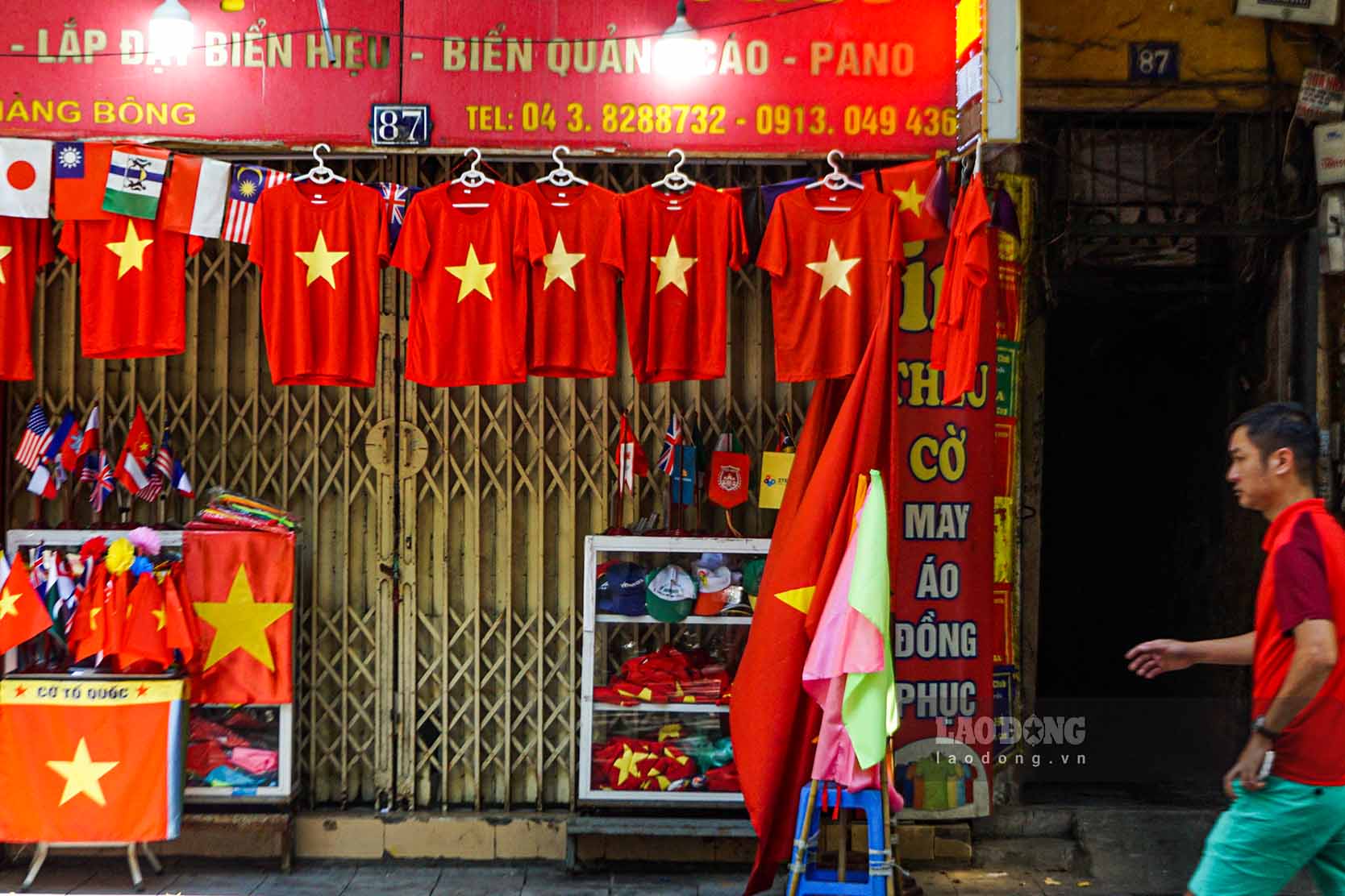 Theo ông Vũ Xuân Đông (trú tại đường Hàng Bông), từ việc vận động của các tổ dân phố, chính quyền địa phương nên đa số người dân đều hưởng ứng treo cờ Tổ quốc trước cửa nhà. Hoạt động này diễn ra đồng bộ tại hầu hết các ngõ nằm trên tuyến khiến không gian trở nên rực rỡ hơn để hướng tới ngày Quốc khánh của dân tộc.