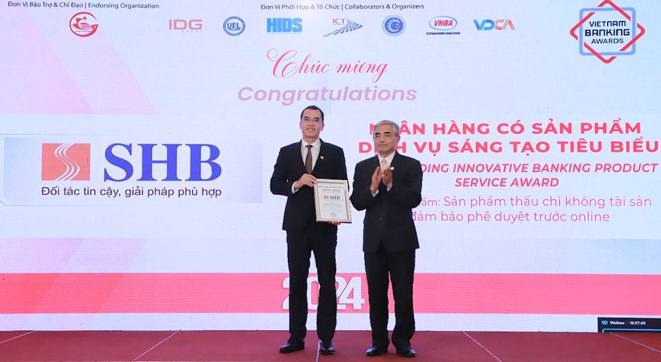 Đại diện SHB (bên trái) nhận giải thưởng “Ngân hàng có sản phẩm dịch vụ sáng tạo tiêu biểu”.