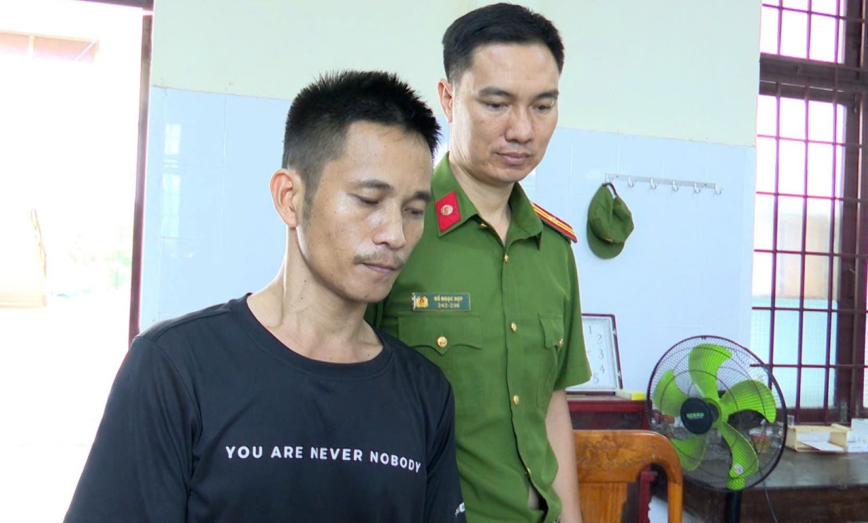 Đối tượng Trần Thanh Biền (áo đen) bị Công an tỉnh Quảng Trị bắt giữ. Ảnh: Công an Quảng Trị