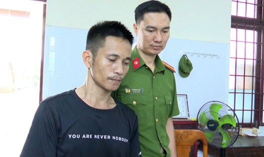 Đối tượng Trần Thanh Biền (áo đen) bị Công an tỉnh Quảng Trị bắt giữ. Ảnh: Công an Quảng Trị