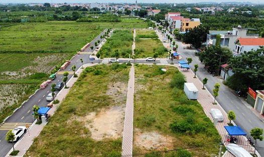Khu đất đấu giá nằm gần cánh đồng được trả giá đấu 100 triệu đồng/m2. Ảnh: Cao Nguyên