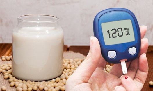 Lợi ích của sữa đậu nành trong hạ huyết áp, đường huyết. Đồ họa: Hạ Mây