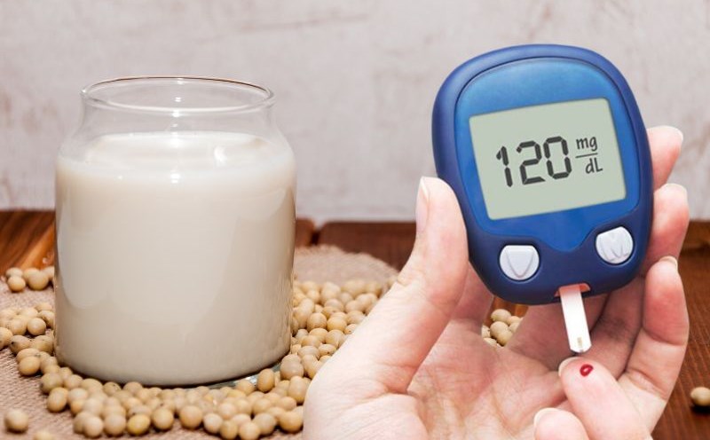 Lợi ích của sữa đậu nành trong hạ huyết áp, đường huyết. Đồ họa: Hạ Mây