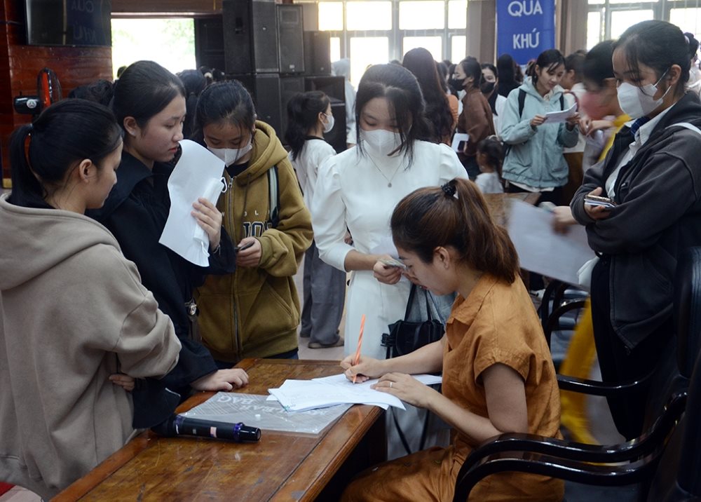 Candidates complete the aptitude test procedures to enter the University of Education, Hue University in 2024. Photo: Duc Quang.