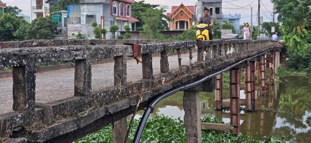 Cây cầu là lối đi chính dẫn vào khu dân cư Đồng Đen với nhiều chục hộ dân sinh sống, đồng thời là lối dẫn ra khu vực cánh đồng lúa thôn Đồng Thanh và một phần dân cư thuộc thị trấn Kiến Xương, xã Quang Bình. Ảnh: Trung Du 