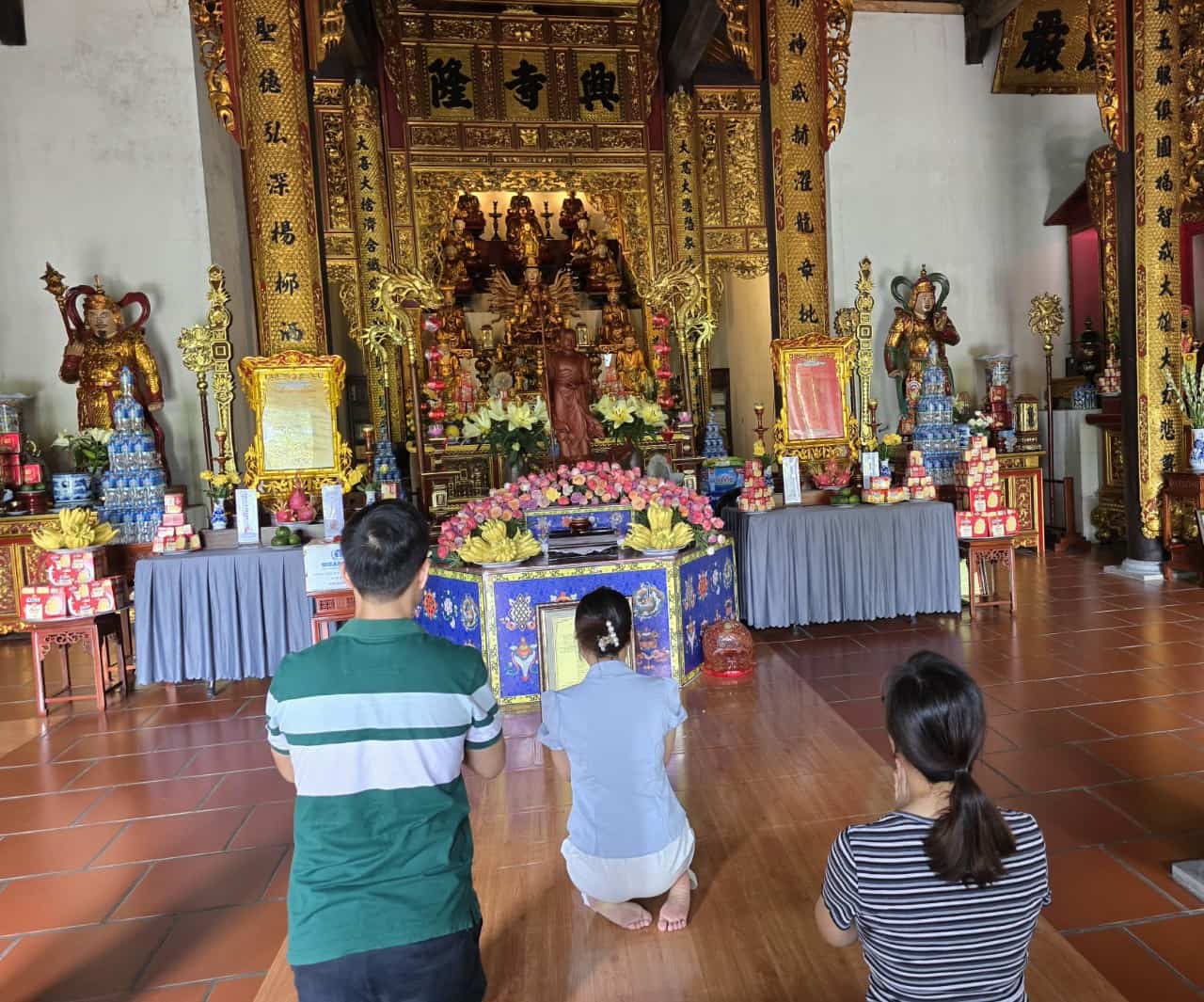 Thay vì mang đồ mã đến để cúng như trước đây, nhiều người đã tìm được những giá trị đích thực của mùa lễ Vu Lan, như tụng kinh, sám Vu Lan, kinh báo hiếu phụ mẫu... Ảnh: Nguyễn Trường