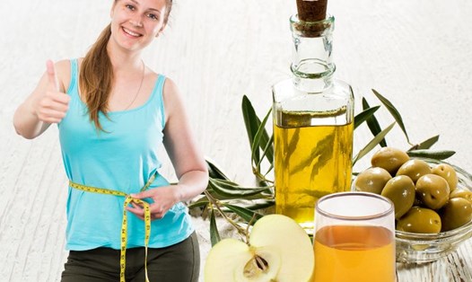 Tác dụng của giấm táo và dầu ô liu trong giảm mỡ nội tạng. Đồ họa: Hạ Mây