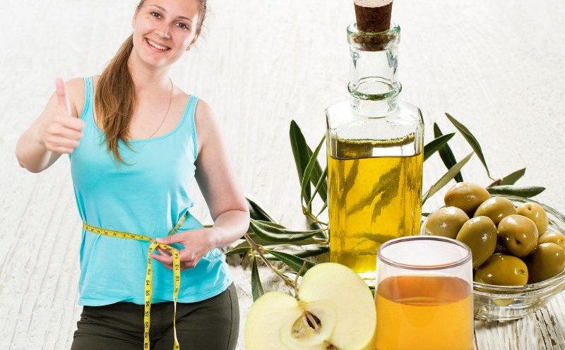 Tác dụng của giấm táo và dầu ô liu trong giảm mỡ nội tạng. Đồ họa: Hạ Mây