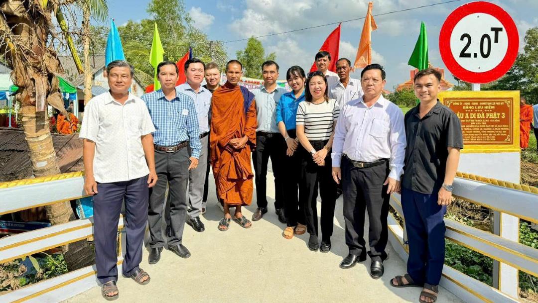 Mr. Huynh Thanh Sang (right) with local authorities and sponsors on the occasion of inaugurating Amitabha Buddha Bridge 3. Photo: Provided by the character