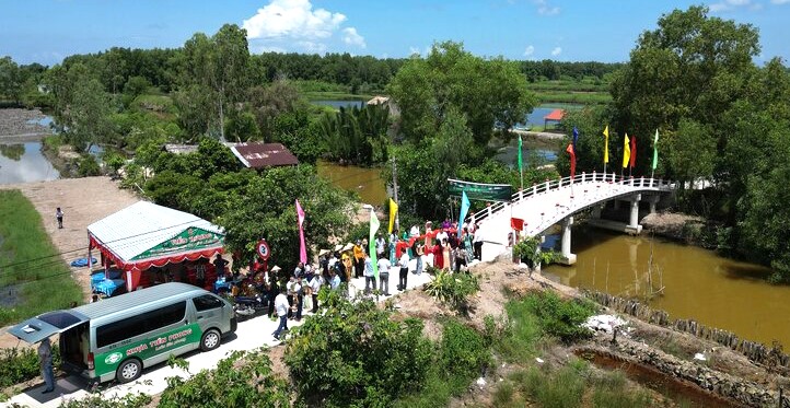 Cầu yêu thương được khánh thành tại tỉnh Cà Mau - nơi khô hạn, sụt lún đất khốc liệt nhất. Ảnh: Nhật Hồ