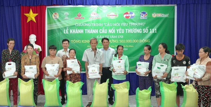 On this occasion, Tien Phong Plastic donated 40 gifts to people in difficult circumstances in Ca Mau. Photo: Nhat Ho