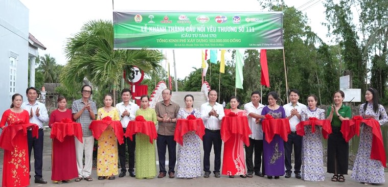 Inauguration and operation of Kenh Co Ba bridge in Loi An commune, Tran Van Thoi district, Ca Mau province. Photo: Nhat Ho