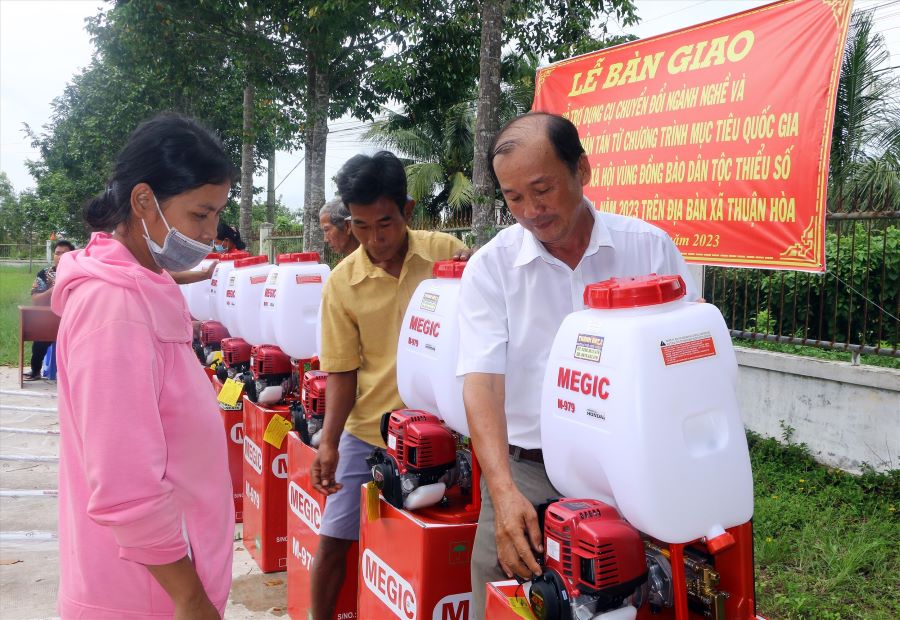 Các hộ đồng bào Khmer được hỗ trợ dụng cụ chuyển đổi ngành nghề. Ảnh: Phương Anh