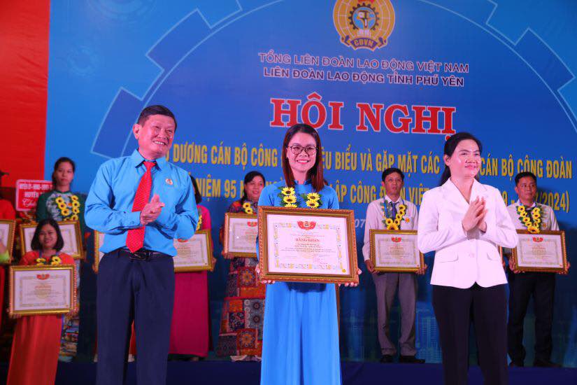 LĐLĐ tỉnh Phú Yên tuyên dương 95 cán bộ công đoàn tiêu biểu nhân 95 năm thành lập Công đoàn Việt Nam. Ảnh: Phương Linh