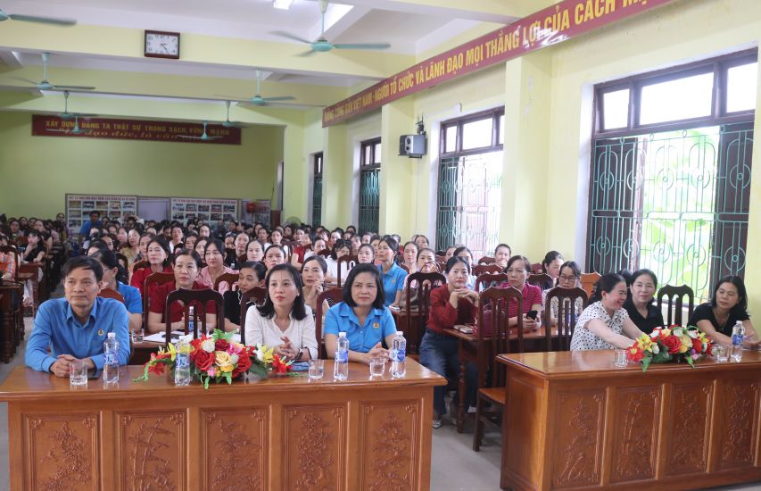 Một buổi thông tin, tuyên truyền các chính sách, pháp luật cho người lao động do LĐLĐ tỉnh Quảng Bình tổ chức. Ảnh: Công Sáng