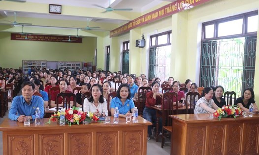 Một buổi thông tin, tuyên truyền các chính sách, pháp luật cho người lao động do LĐLĐ tỉnh Quảng Bình tổ chức. Ảnh: Công Sáng