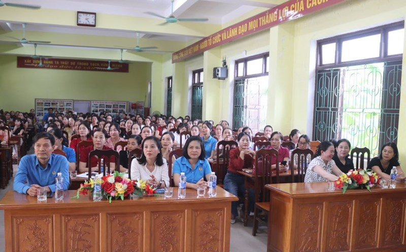 Một buổi thông tin, tuyên truyền các chính sách, pháp luật cho người lao động do LĐLĐ tỉnh Quảng Bình tổ chức. Ảnh: Công Sáng