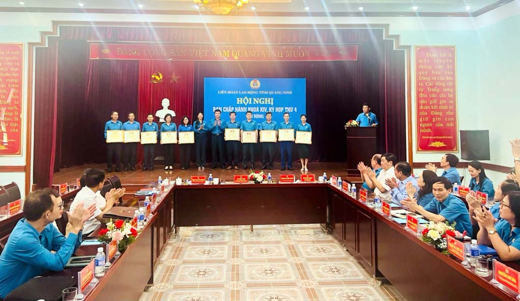 Lãnh đạo LĐLĐ tỉnh khen thưởng cho các tập thể có thành tích xuất sắc trong Tháng Công nhân. Ảnh: LĐLĐ Quảng Ninh