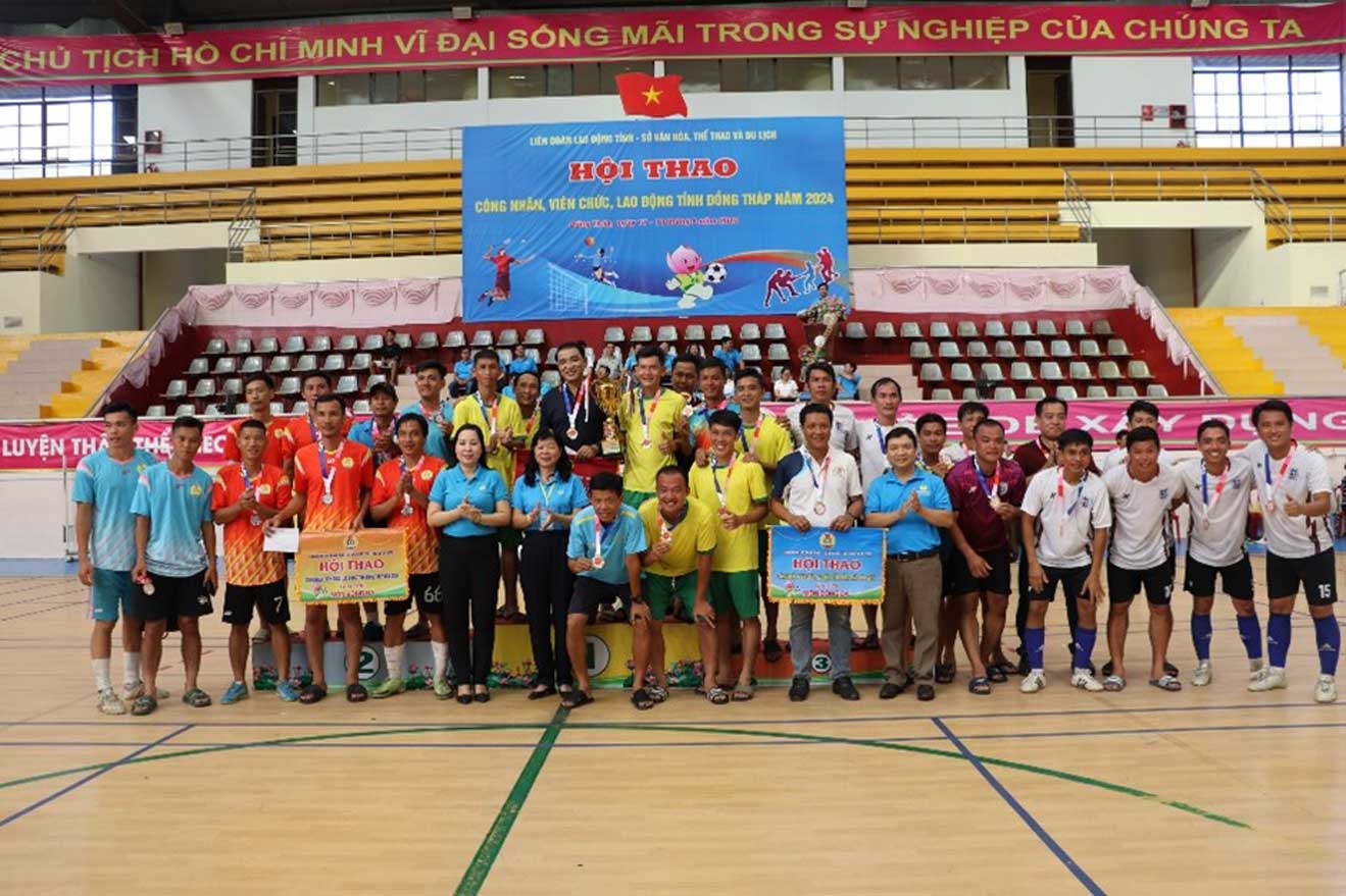 Awarded first, second, and third prizes in 5-person men's soccer. Photo: Luu Hung