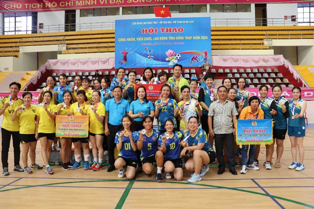 Awarding first, second, and third prizes in women's volleyball. Photo: Luu Hung