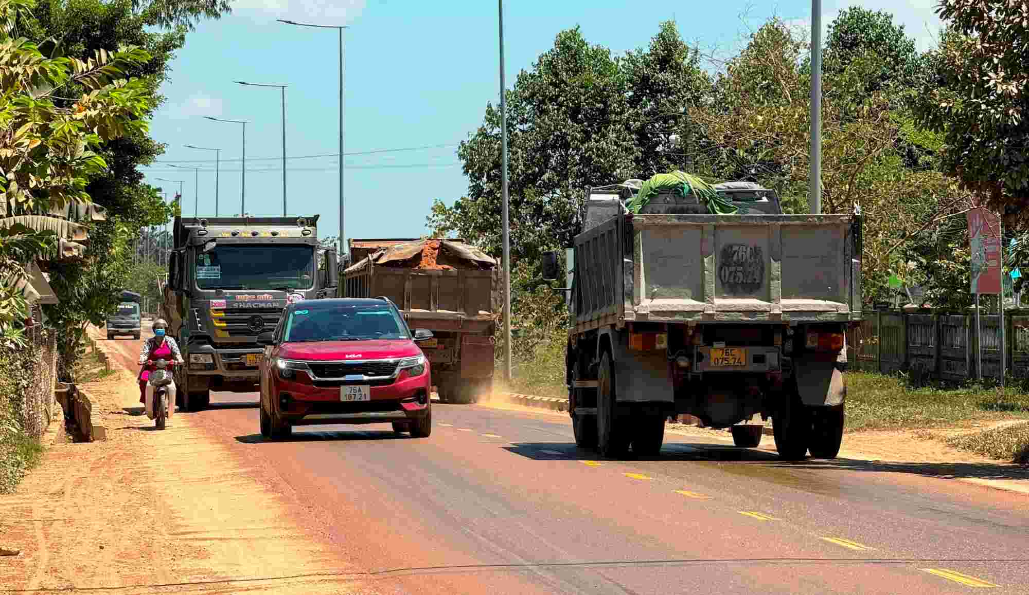 Xe tải tăng đột biến trên tỉnh lộ 624 đoạn qua huyện Nghĩa Hành, tỉnh Quảng Ngãi khiến bụi bay mù mịt, đường xá hư hỏng. Ảnh: Viên Nguyễn