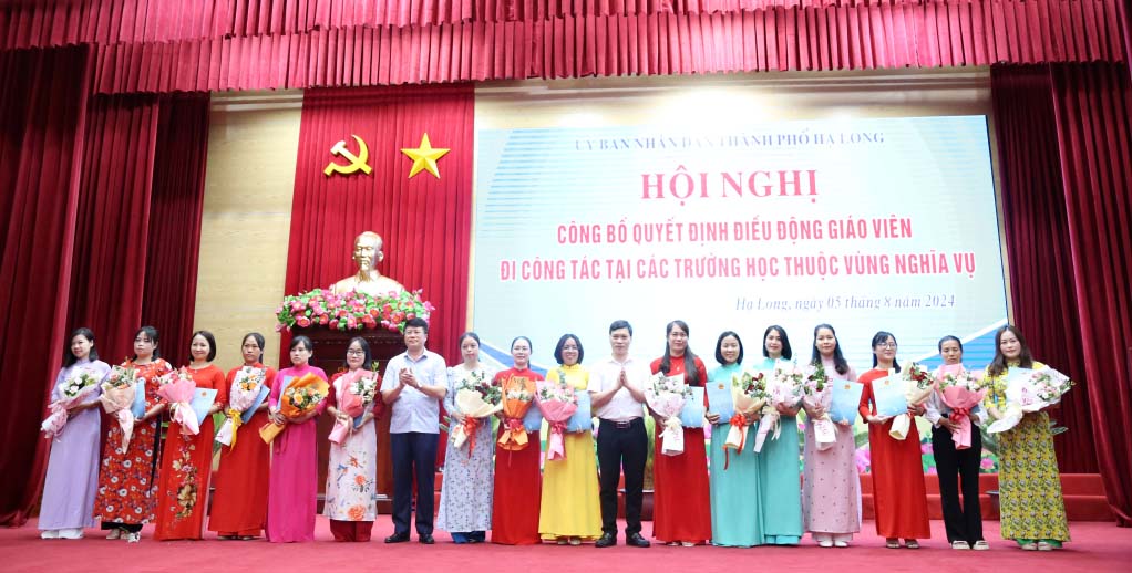
Các đồng chí lãnh đạo TP Hạ Long trao quyết định điều động giáo viên đi công tác tại các trường học thuộc vùng nghĩa vụ. Ảnh: CTV Hồng Hạnh