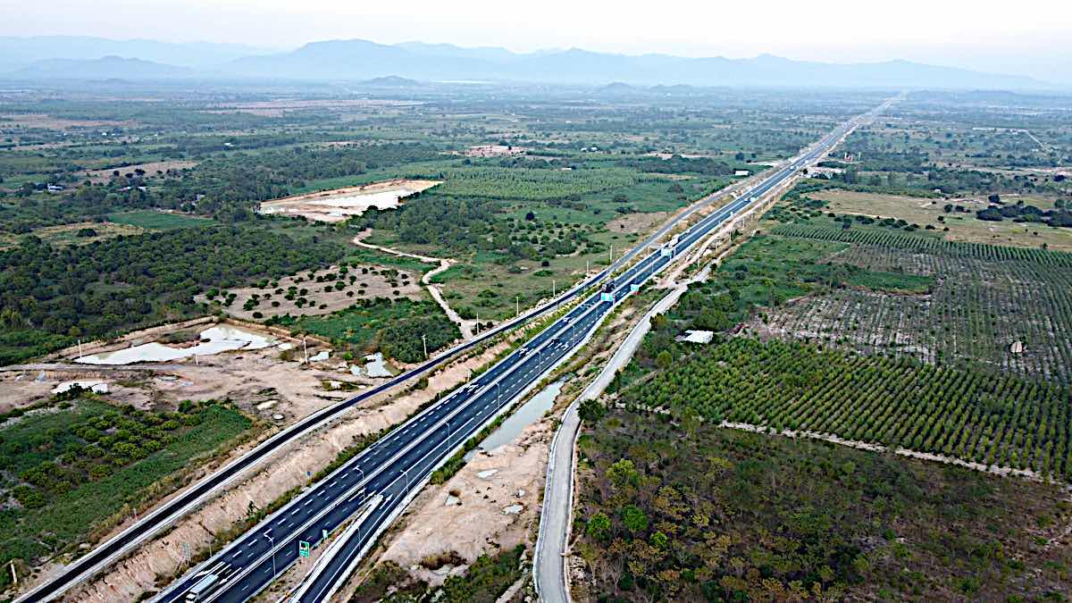 A section of Vinh Hao - Phan Thiet highway at the intersection of National Highway 28B. Photo: Duy Tuan