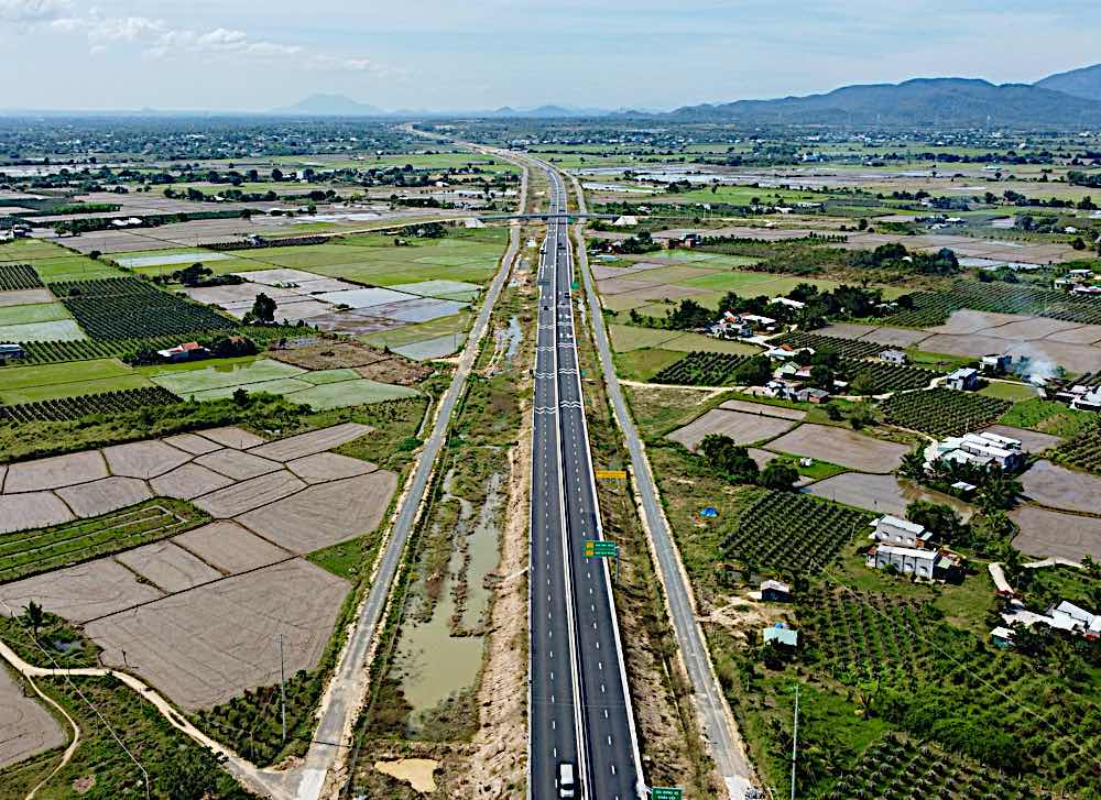 The Vinh Hao - Phan Thiet expressway and the residential road pass through Ham Thuan Bac district, Binh Thuan. Photo: Duy Tuan