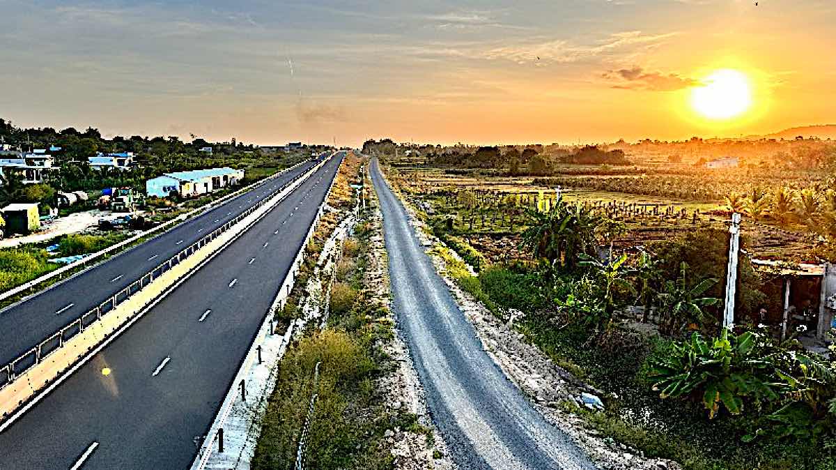 A section of residential road along Vinh Hao - Phan Thiet highway. Photo: Duy Tuan