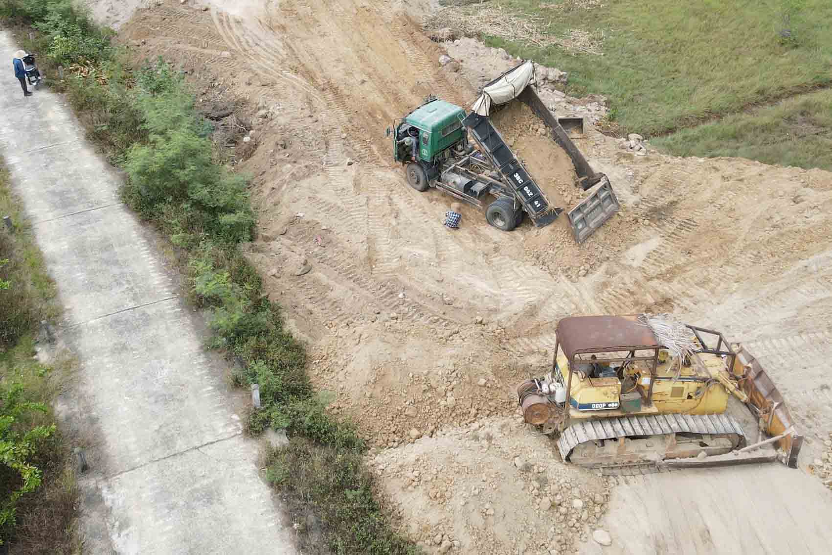 Đổ đất ruộng bán trục lợi. Ảnh: Trần Tuấn.