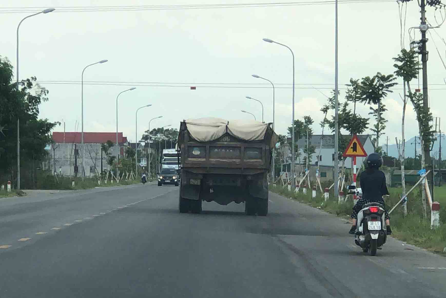 Xe chở đất lưu thông trên đường để đi bán. Ảnh: Trần Tuấn.