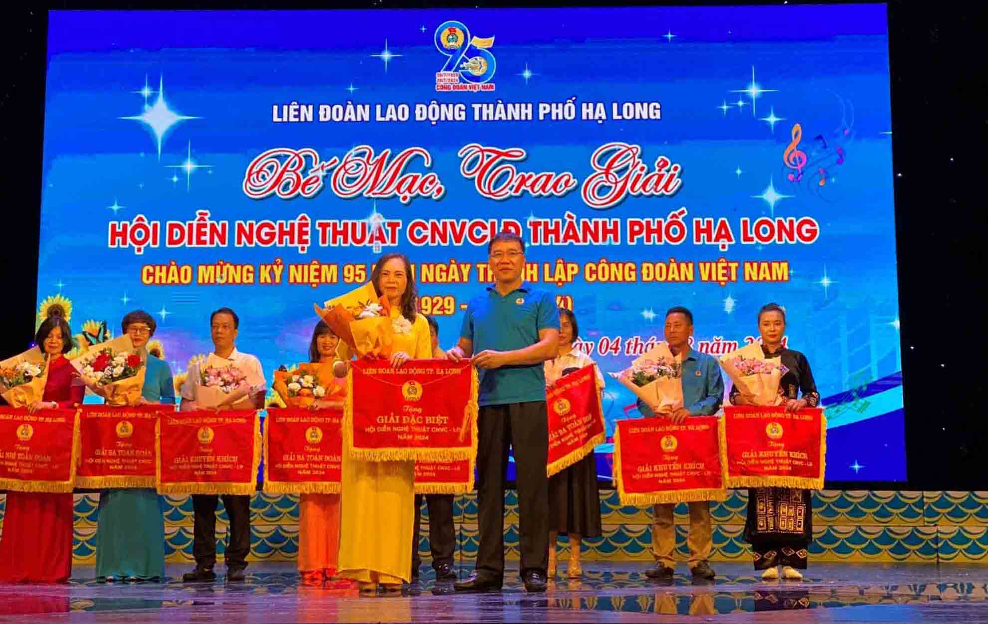 Lãnh đạo LĐLĐ tỉnh Quảng Ninh trao cơ cho các đơn vị đoạt giải tham gia hội diễn nghệ thuật CNVCLĐ TP. Hạ Long năm 2024. Ảnh: CĐ Hạ Long