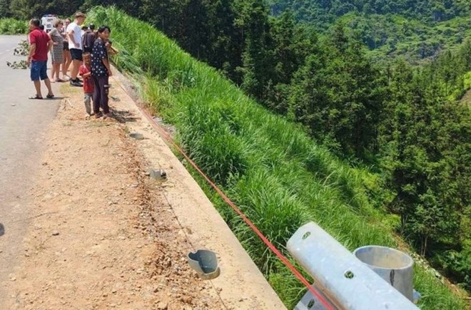 Xe ôtô lao xuống vực bốc cháy dữ dội, 2 người thương vong